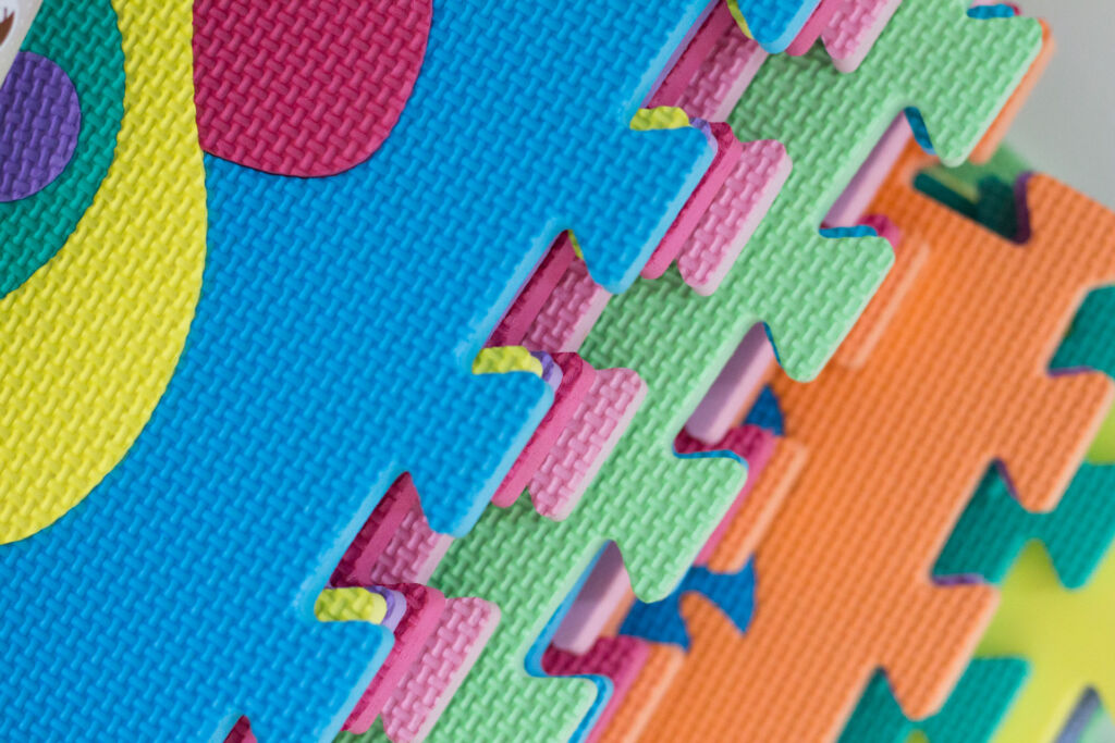 Suelo puzzle de colores para bebés