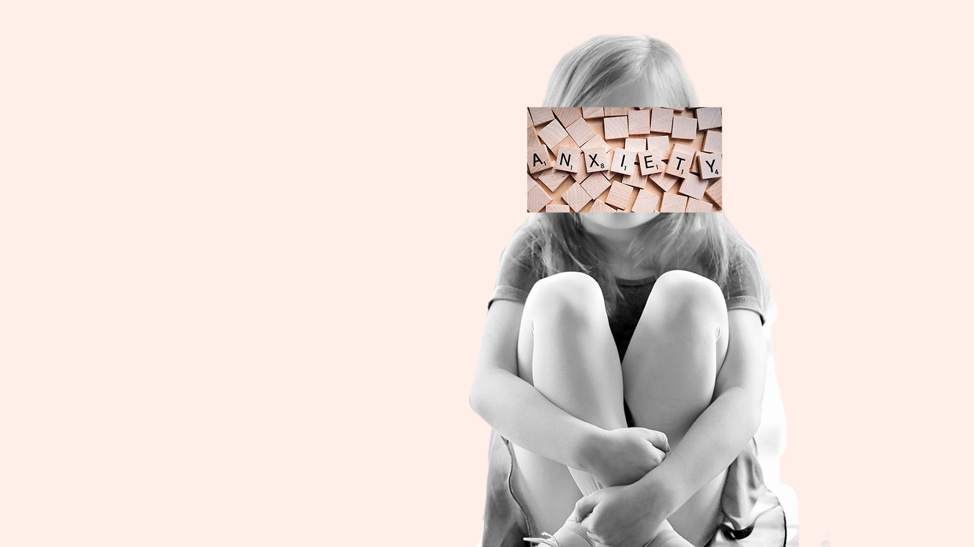 Niña sentada con imagen en rostro